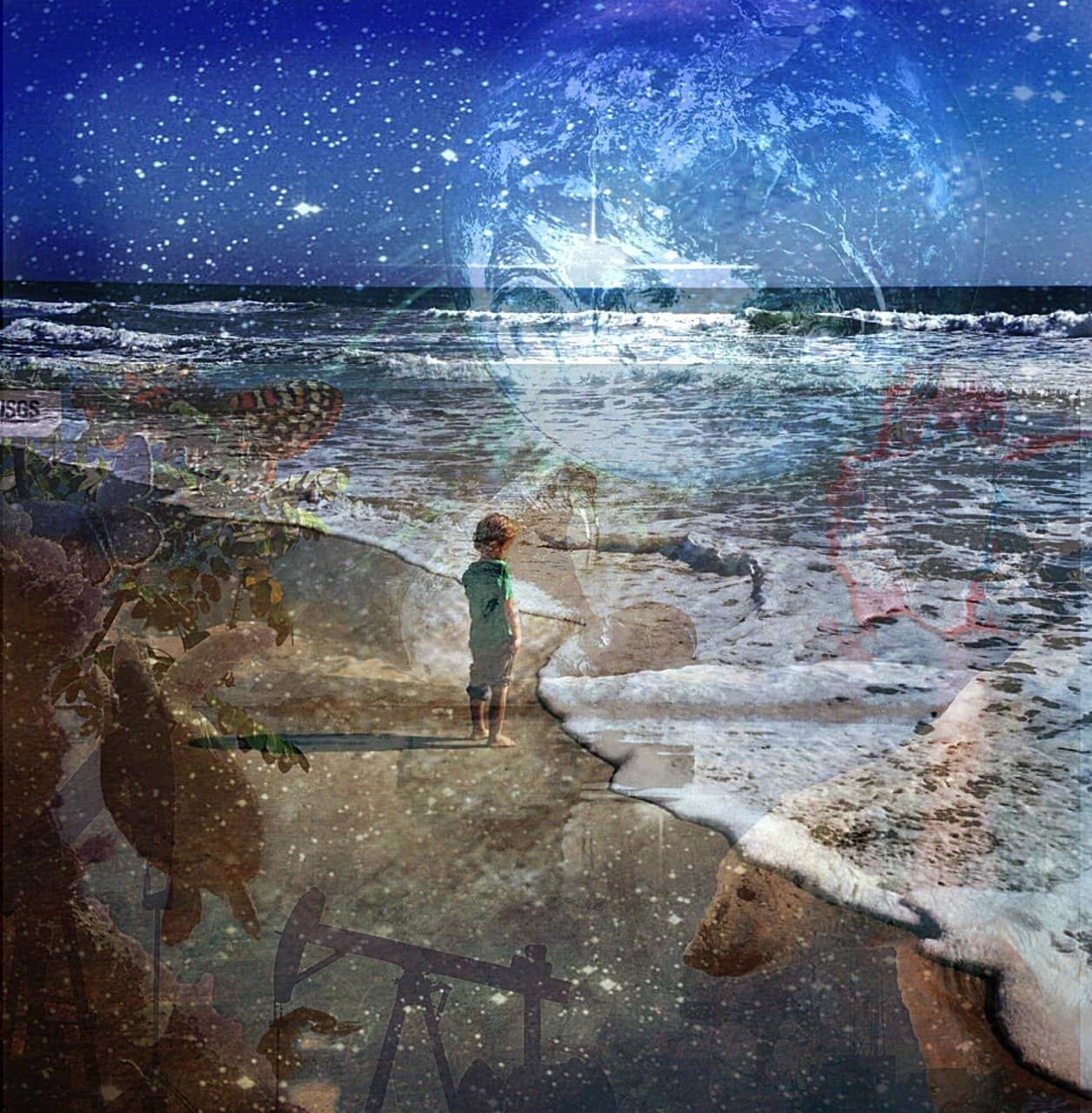 Bambino sulla spiaggia davanti al mare con sovrapposizione di pianeta e simboli del futuro